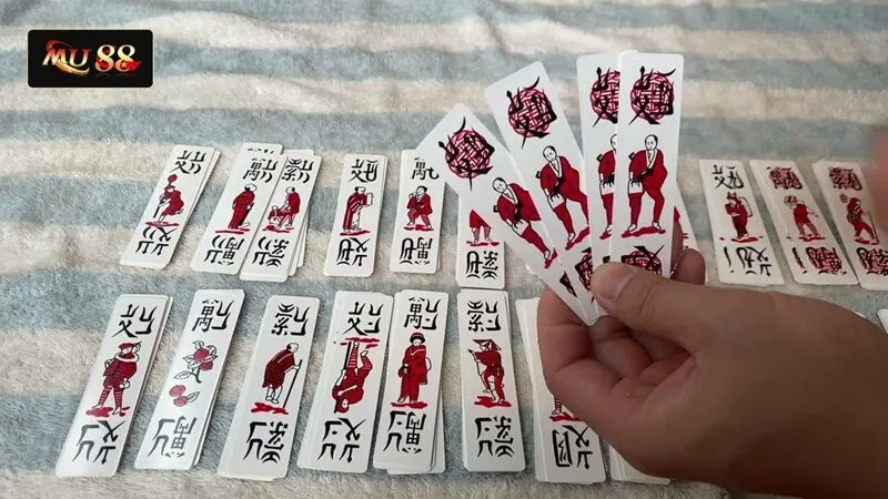 Một bộ bài với 100 quân bài mang nhiều nét văn hoá cổ xưa